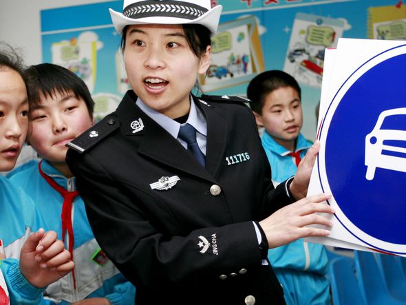 请问地市级公安局车管所所长与交警大队长哪个