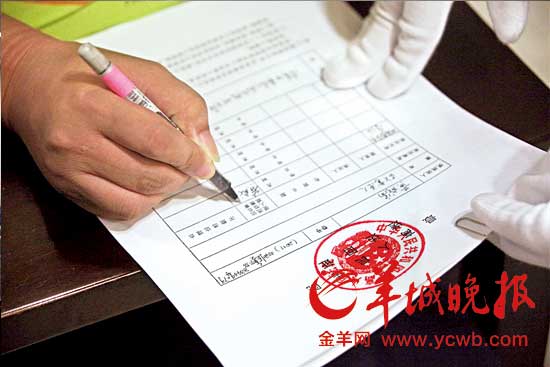 死刑犯在死刑送达回执上签字.记者张恩杰通讯员苏华摄