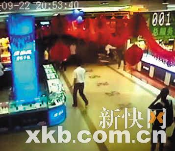 惠州广东:掠走商场骑男子闯入摩托持枪百万黄冰淇淋动态包表情吃图片