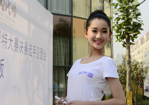 模特大赛惊魂 嫩模晕倒t台险破相