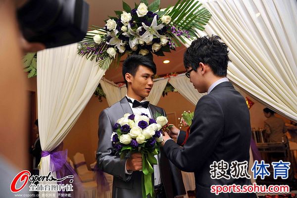 吕征大婚鲁能老总贺喜 伴郎崔鹏帅气抢镜_吕征