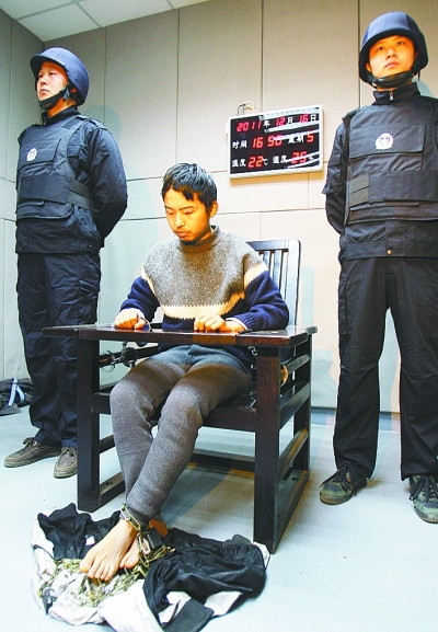 武汉建行爆炸案嫌犯落网 审讯室求饭吃_武汉|爆