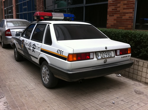 网曝河南平顶山最牛警车前后分挂豫陕两省车牌