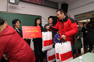 双星集团送雷锋小学运动服