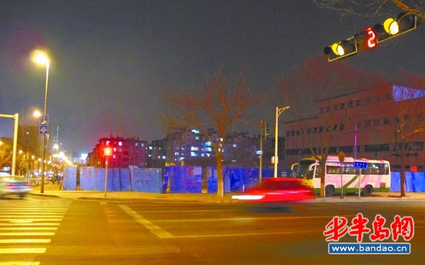 首例闯黄灯案有定论 青岛抢黄灯频上演 _闯黄