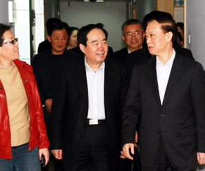 王文华走访慰问我台采编人员
