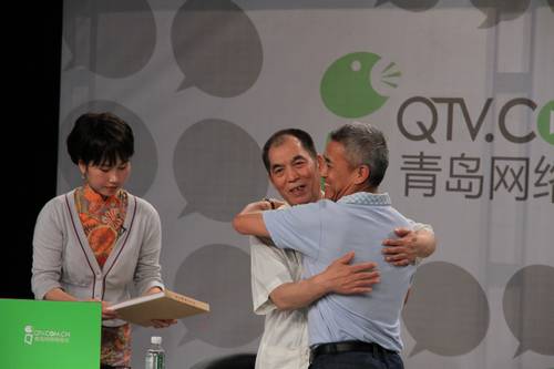 与昔日知青激情拥抱