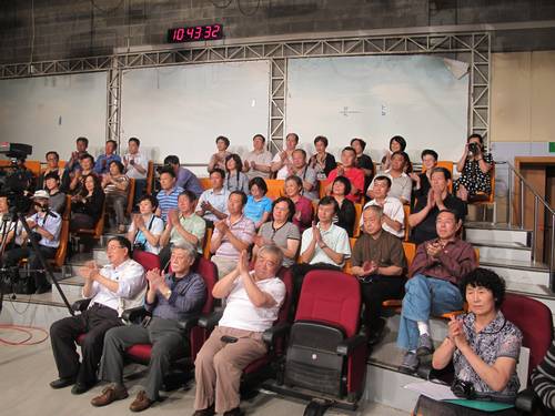 情绪高涨的现场观众