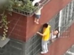 “托举哥”事件反思：儿童危险咋防范