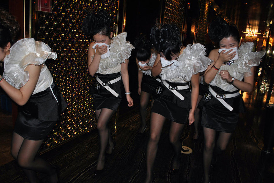 浙江消防官兵为KTV男女员工培训防火_消防官