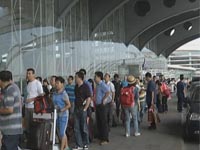 机场安检执行高标准 旅客被要求脱鞋解腰带