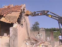 拆违：2000平方米违建今拆除