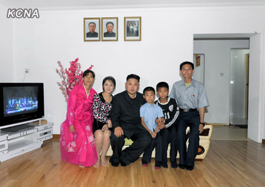 金正恩夫妇走访朝鲜普通家庭展亲民形象