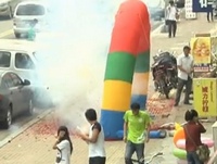 满地的鞭炮碎屑 累坏了环卫工人