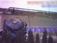 事故路段又出事 大货掉下青兰高速