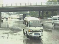胶南遭遇特大暴雨 让人措手不及