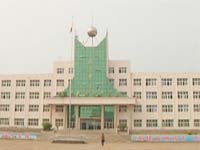 胶南遭遇暴雨 积水中采访车被困