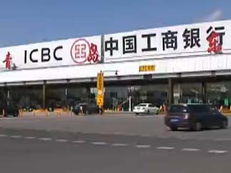 头题：高速谨防追尾，保持车距！