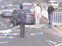 市物价局执法人员检查前海一线停车场