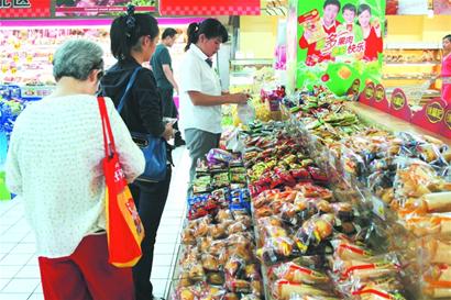 "昨天上午,在中山路悦喜客来散装食品专区,来自河南的自驾游客黄先生