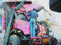 海尔路路口五车相撞 驾驶员满脸是血