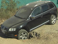 十梅庵路修路价值百万轿车掉进沟 车主恼火堵路讨说法