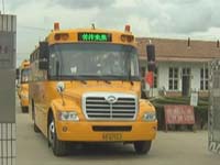 84部“大鼻子”校车开进胶南