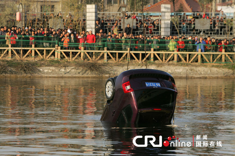 轿车超车冲进湖三人亡 目击者以为拍电影_西安