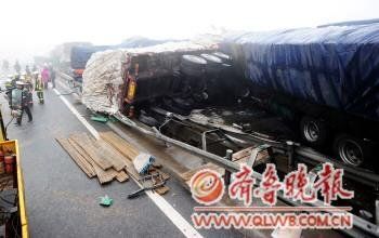 济菏高速车祸发生后,多部门及时赶到现场救治