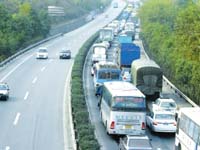 主播关注：自觉让出应急车道