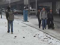 雪天：冰坡难住大块头