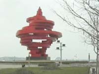 闹悬：百名游客攀爬“五月的风”