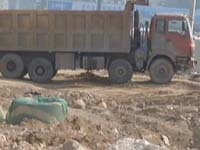 超载大货“销声匿迹” 交警给违法工地下罚单