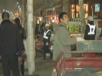 执法人员集中清理学校周边游商浮贩