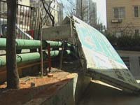 强风来袭围挡倒 广告太阳能哗哗掉