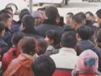 团岛农贸市场外 城管执法遭遇阻挠