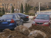 桦川一路被堵 城管称要逐级反映明天才能清理