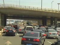 小长假首日堵堵堵 辽阳西路成大型停车场