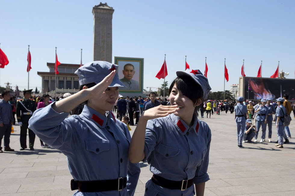 2013年4月30日,北京,一群颇有舞蹈功底的少女扮成红军战士在天安门