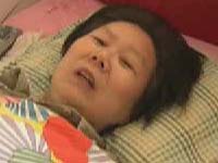 女子公交车上发病连晕三次 好心乘客出手相助