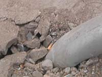 大货冲向路边护栏 司机肇事逃逸