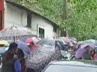 “小升初”报名火爆 家长冒雨彻夜排队