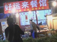 露天烧烤又到旺季 城管夜查烧烤摊