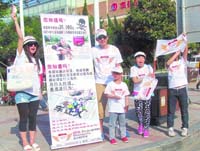 马路天使！男子街头宣传行车理念