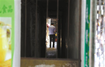 新闻17点:辽宁号航母模型现身青岛 名校双硕士