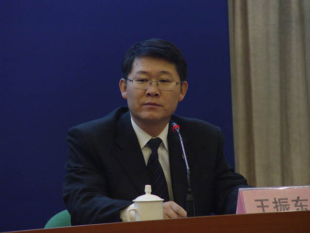 “青岛市房屋专项维修资金管理办法（试行）”新闻发布会主持人 王振东