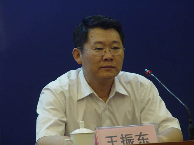 “我市促进服务业跨越发展的有关工作”新闻发布会主持人 王振东
