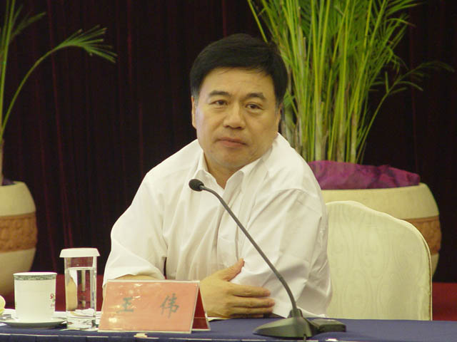 青岛市党委新闻发言人记者见面会主持人 王伟