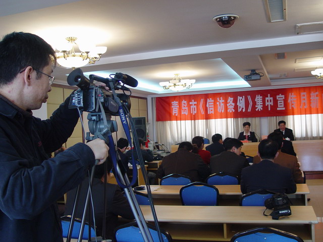 传媒网工作人员准备直播