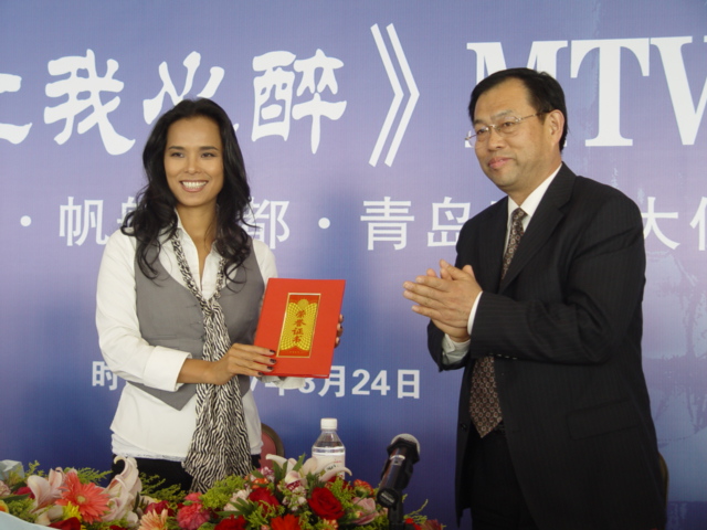 市委宣传部副部长姜正轩为韦唯颁发形象大使证书